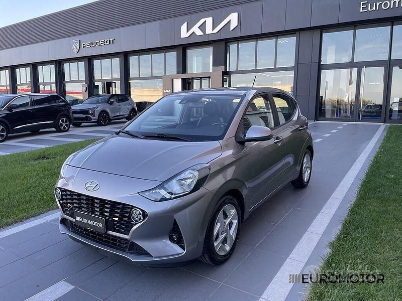 Grigio Usata 2022 Hyundai i10 Due volumi | 11.900 € (Buon prezzo) - Immagine 1/4