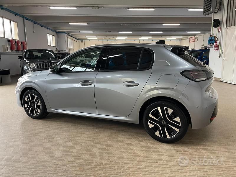 Usata Peugeot 208 Allure 101 CV (74 kW) 2024 Grigio artense metalizzato Utilitaria