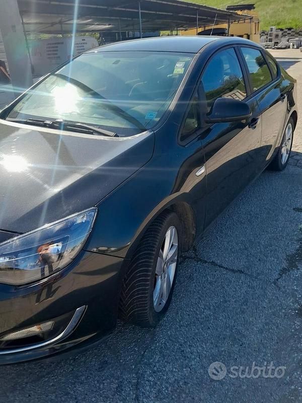 Usata Opel Astra 110 CV (80 kW) 2012 Nero Berlina