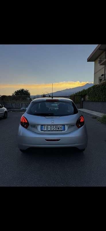Usata Peugeot 208 Allure 75 CV (55 kW) 2015 Utilitaria