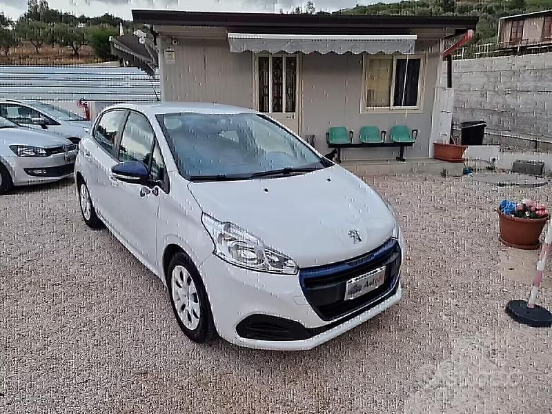 Usata Peugeot 208 Access 67 CV (49 kW) 2016 Bianco Utilitaria