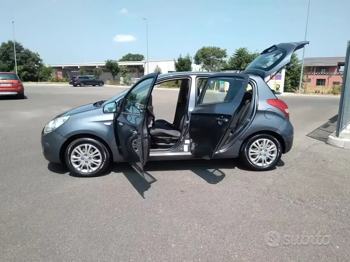 Usata Hyundai i20 Comfort 78 CV (57 kW) 2009 Grigio Utilitaria