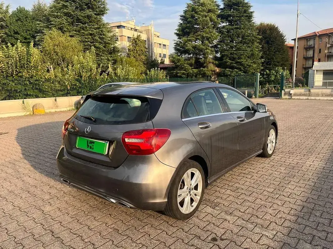 Usata Mercedes A180 109 CV (80 kW) 2017 Grigio Utilitaria