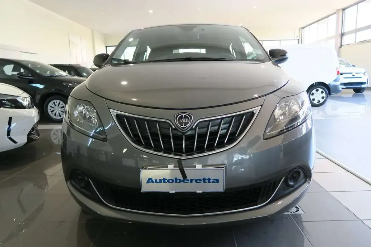 Usata Lancia Ypsilon Gold 69 CV (50 kW) 2024 Grigio scuro met Utilitaria