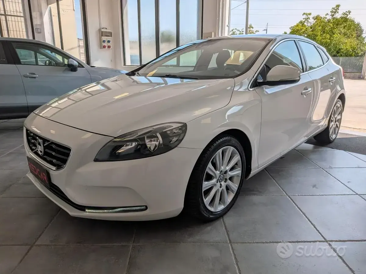 Usata Volvo V40 115 CV (84 kW) 2012 Bianco Utilitaria