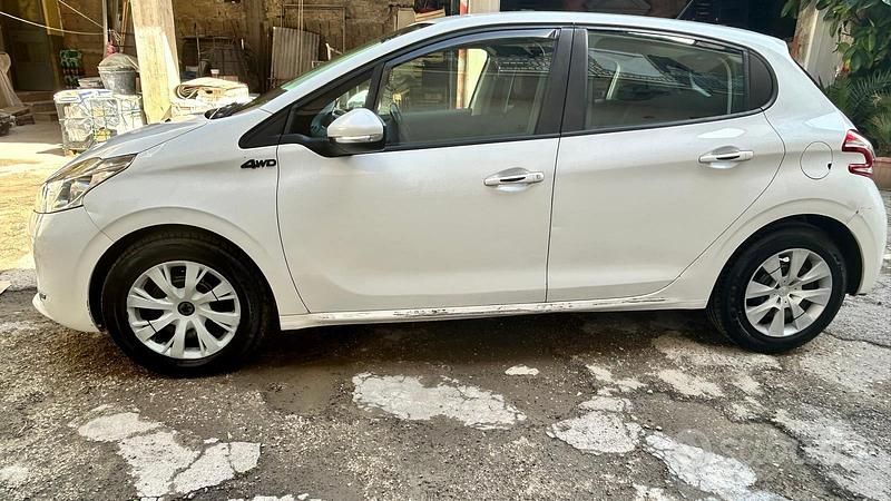 Usata Peugeot 208 Allure 68 CV (50 kW) 2014 Bianco Utilitaria