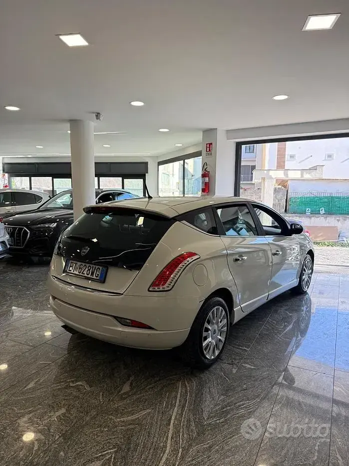 Usata Lancia Delta Silver 105 CV (77 kW) 2014 Bianco Utilitaria
