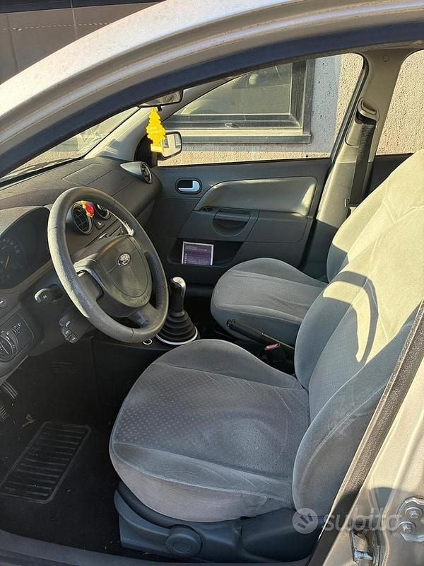 Usata Ford Fiesta 68 CV (50 kW) 2003 Grigio Utilitaria