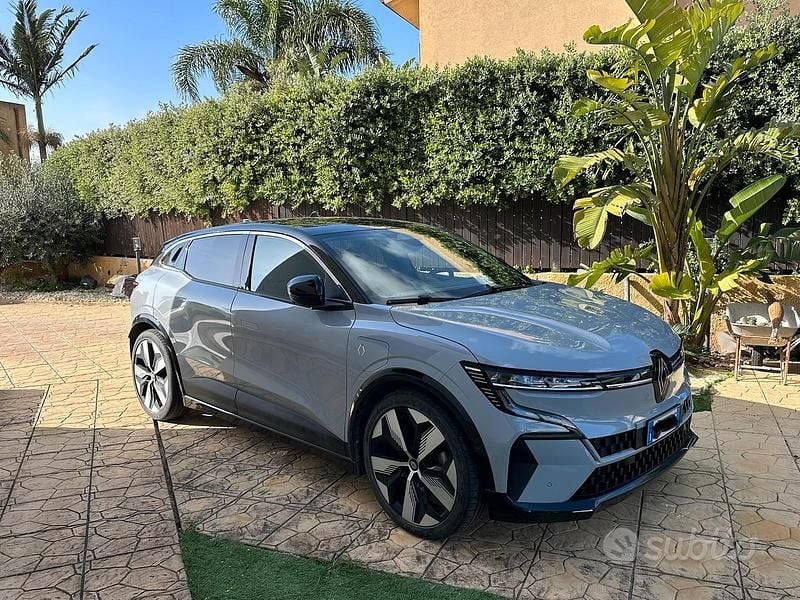 Grigio Usata 2023 Renault Megane E-Tech Tre volumi | 25.000 € (Buon prezzo) - Immagine 1/4