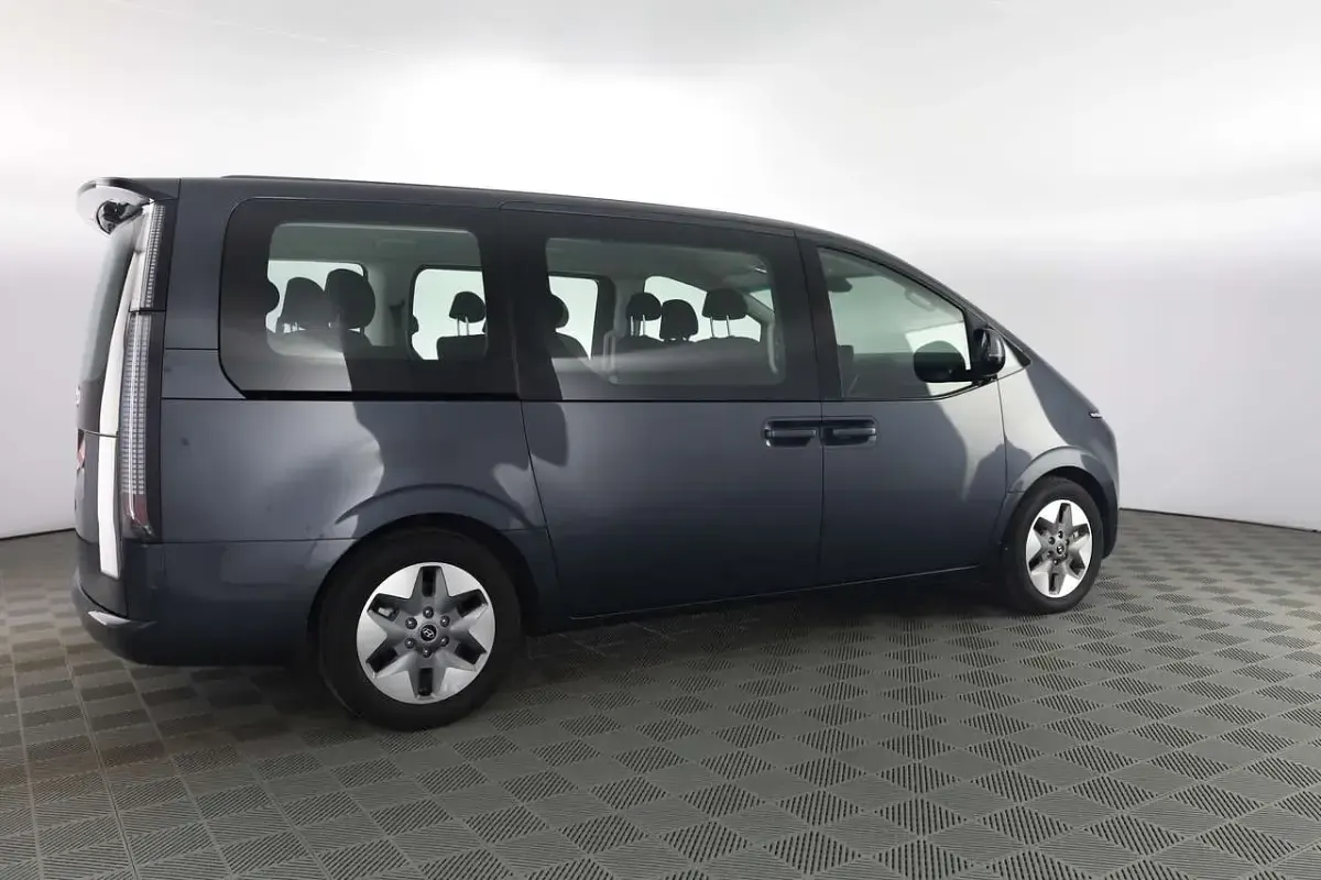 Usata Hyundai Staria 177 CV (130 kW) 2023 Graphite gray Monovolume