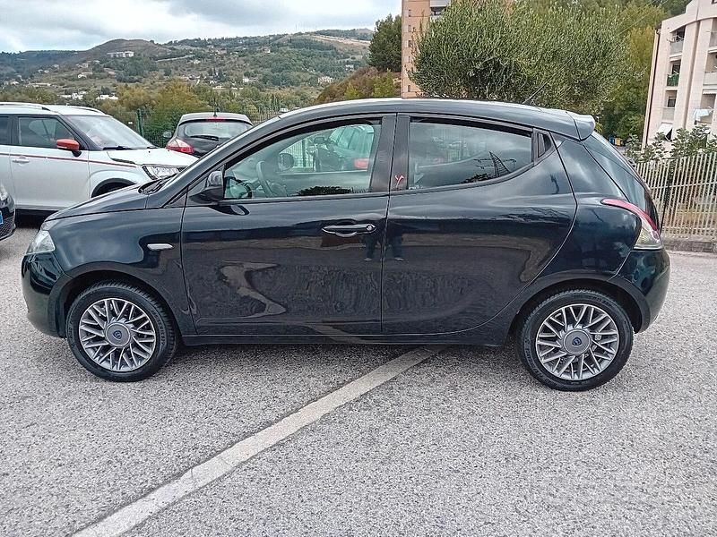 Usata Lancia Ypsilon 69 CV (50 kW) 2015 Nero Utilitaria