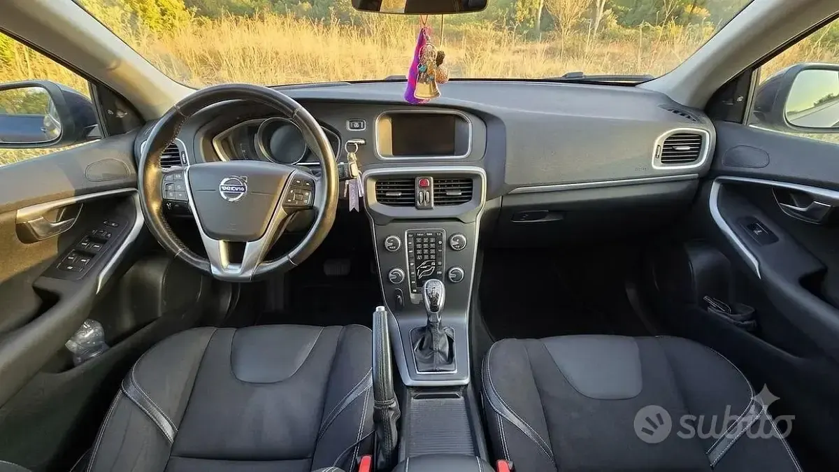 Usata Volvo V40 Kinetic 115 CV (84 kW) 2015 Bluazzurro Berlina