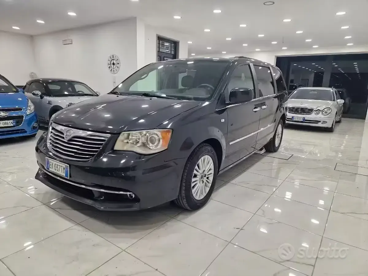 Usata Lancia Voyager 163 CV (119 kW) 2011 Nero Monovolume