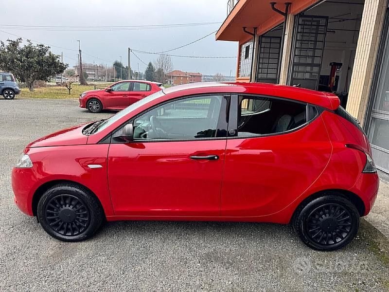 Usata Lancia Ypsilon Silver 69 CV (50 kW) 2020 Rosso Utilitaria