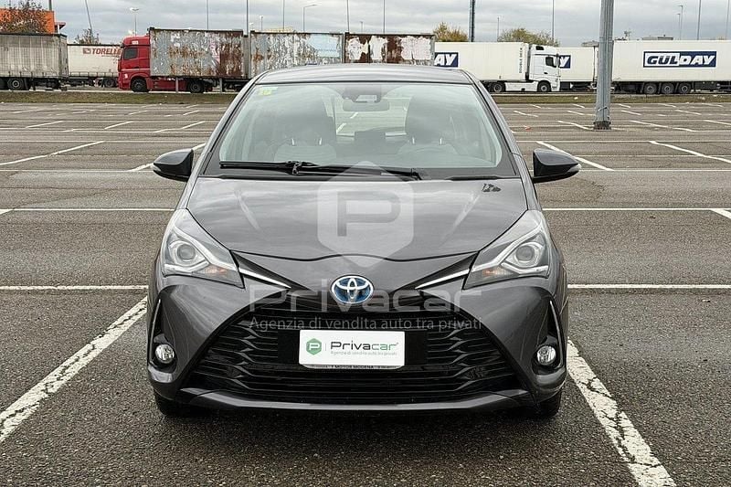 Usata Toyota Yaris Hybrid Active 73 CV (53 kW) 2017 Grigio Berlina