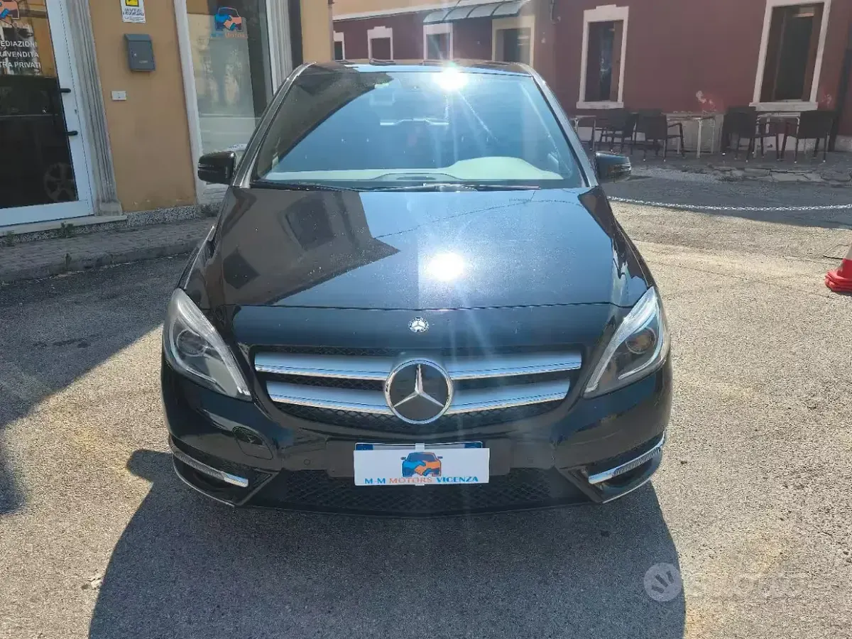 Usata Mercedes B180 Premium 122 CV (89 kW) 2014 Nero Utilitaria