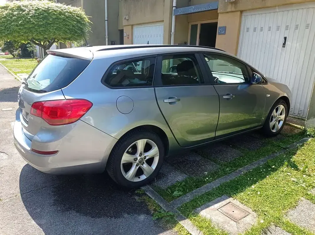 Käytetty Opel Astra 110 HP (80 kW) 2011 Harmaa Farmari