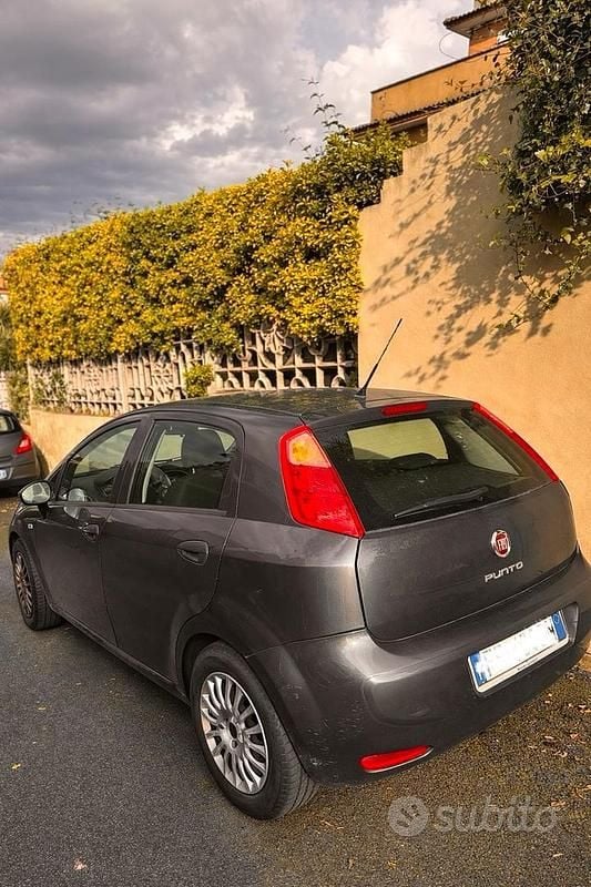Usado Fiat Punto 69 CV (50 kW) 2016 Gris Utilitario