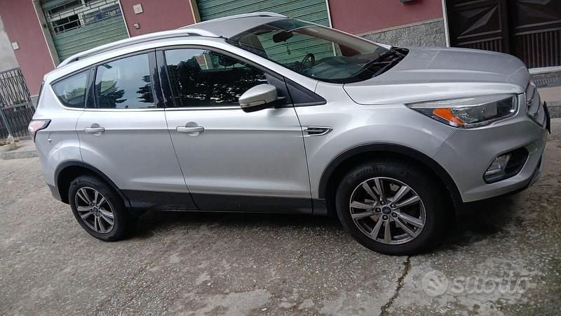 Grigio Usata 2017 Ford Kuga SUV | 14.500 € (Buon prezzo) - Immagine 1/4