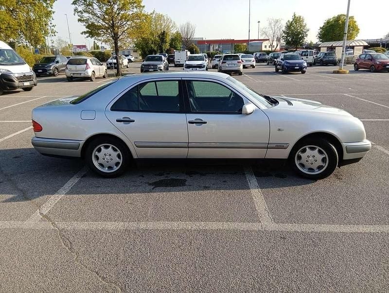 Usata Mercedes E200 Elegance 136 CV (100 kW) 1998 Argento Berlina