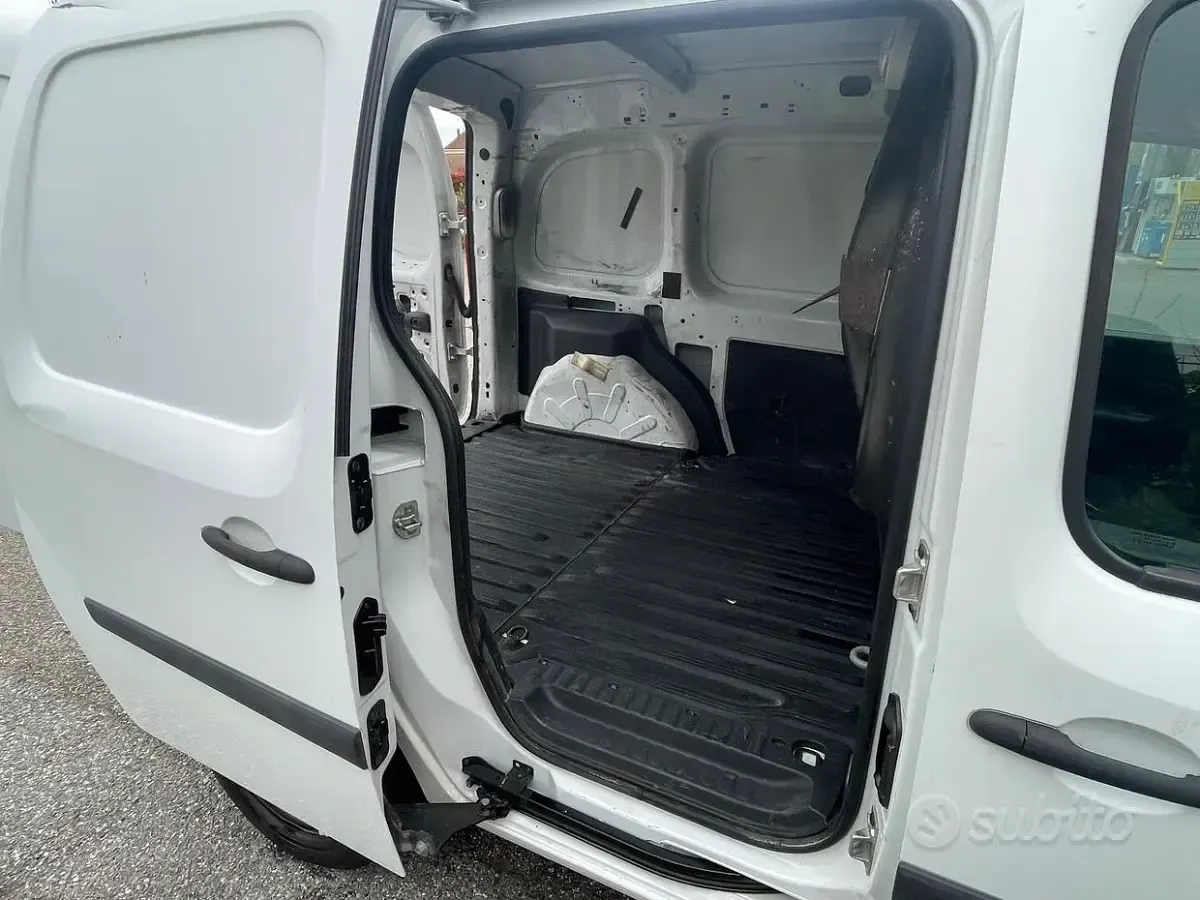 Usata Renault Kangoo 90 CV (66 kW) 2011 Bianco Monovolume