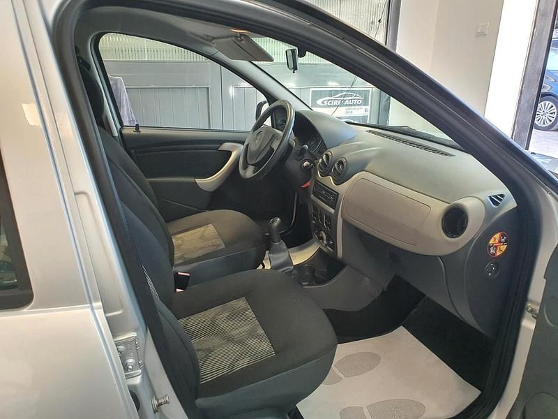 Usata Dacia Sandero Ambiance 75 CV (55 kW) 2011 Argento Berlina