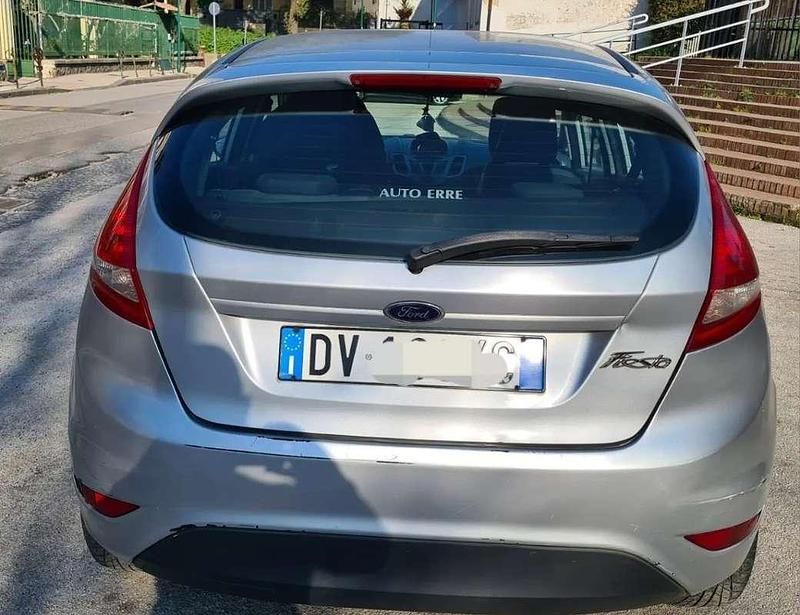 Usata Ford Fiesta 82 CV (60 kW) 2009 Argento Berlina