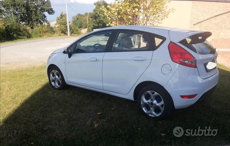 Usata Ford Fiesta Business Edition 70 CV (51 kW) 2012 Bianco Utilitaria