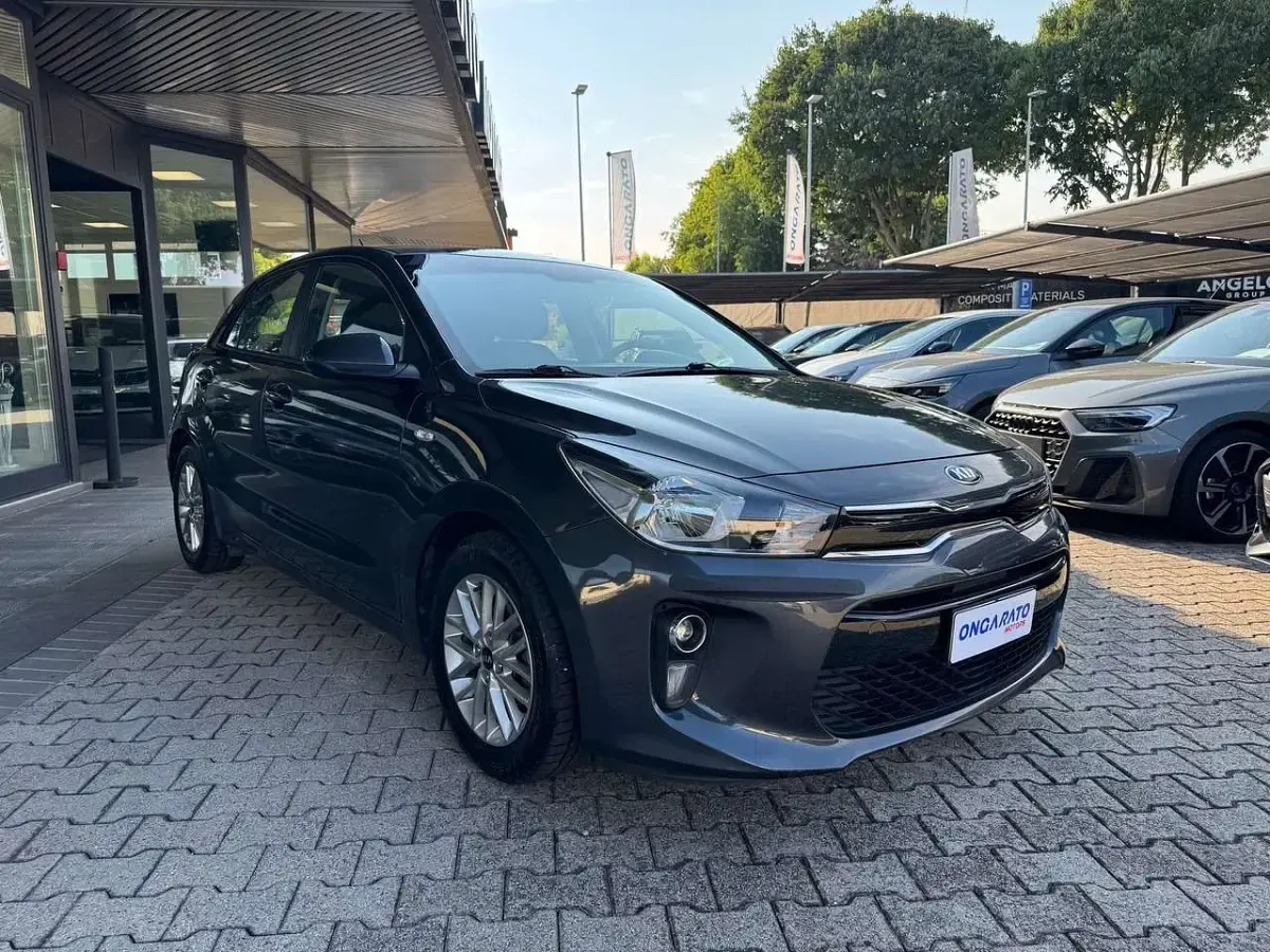 Usata Kia Rio 82 CV (60 kW) 2020 Grigio Berlina