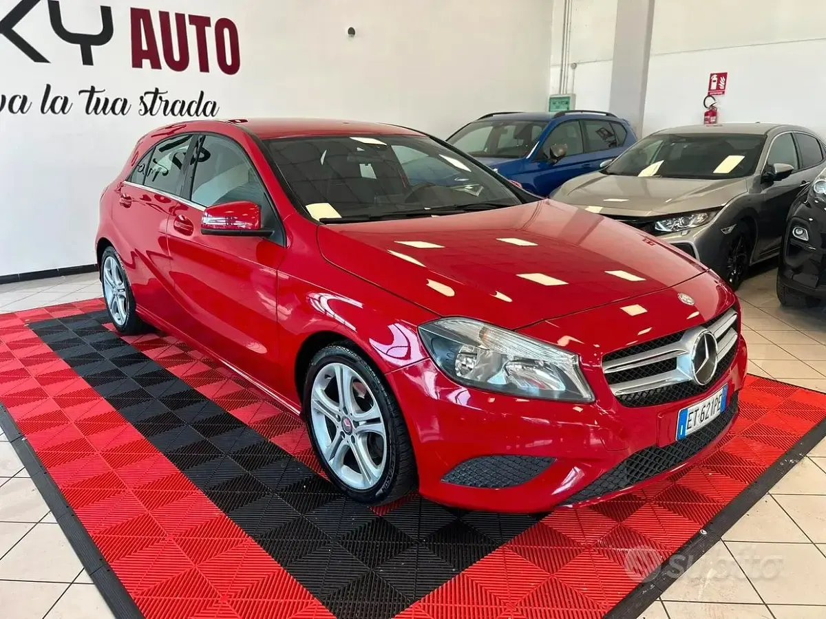 Usata Mercedes A180 122 CV (89 kW) 2014 Rosso Utilitaria