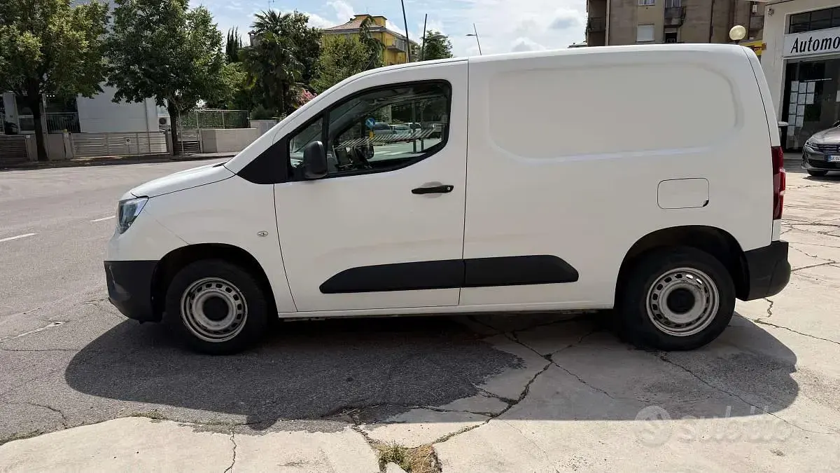 Usata Opel Combo 101 CV (74 kW) 2022 Bianco Monovolume