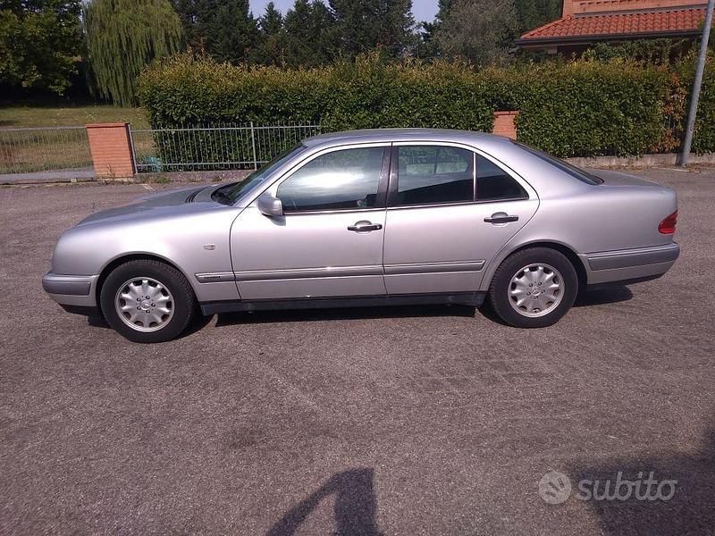 Usata Mercedes E250 Elegance 113 CV (83 kW) 1996 Berlina