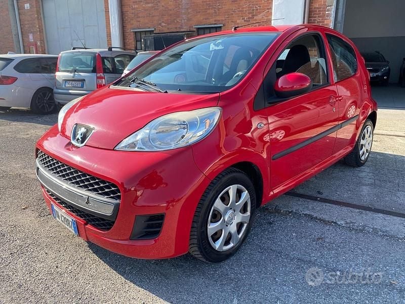 Rosso Usata 2009 Peugeot 107 Due volumi | 2200 € (Buon prezzo) - Immagine 1/4