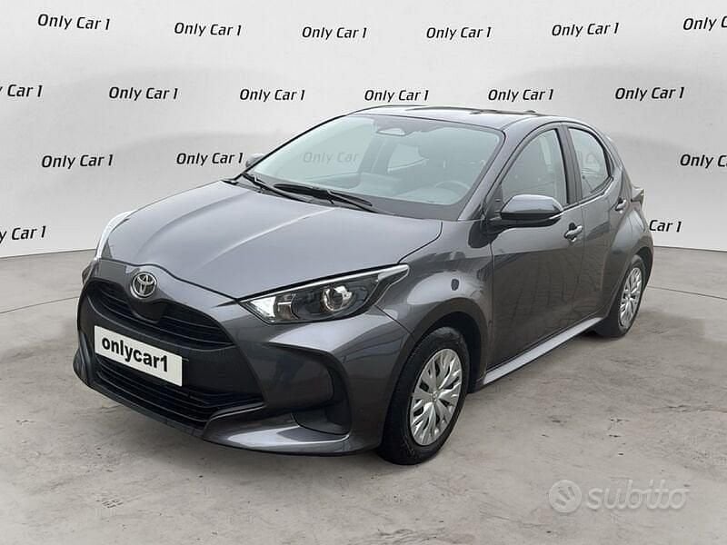 Usata Toyota Yaris Hybrid Active 116 CV (85 kW) 2025 Grigio Berlina