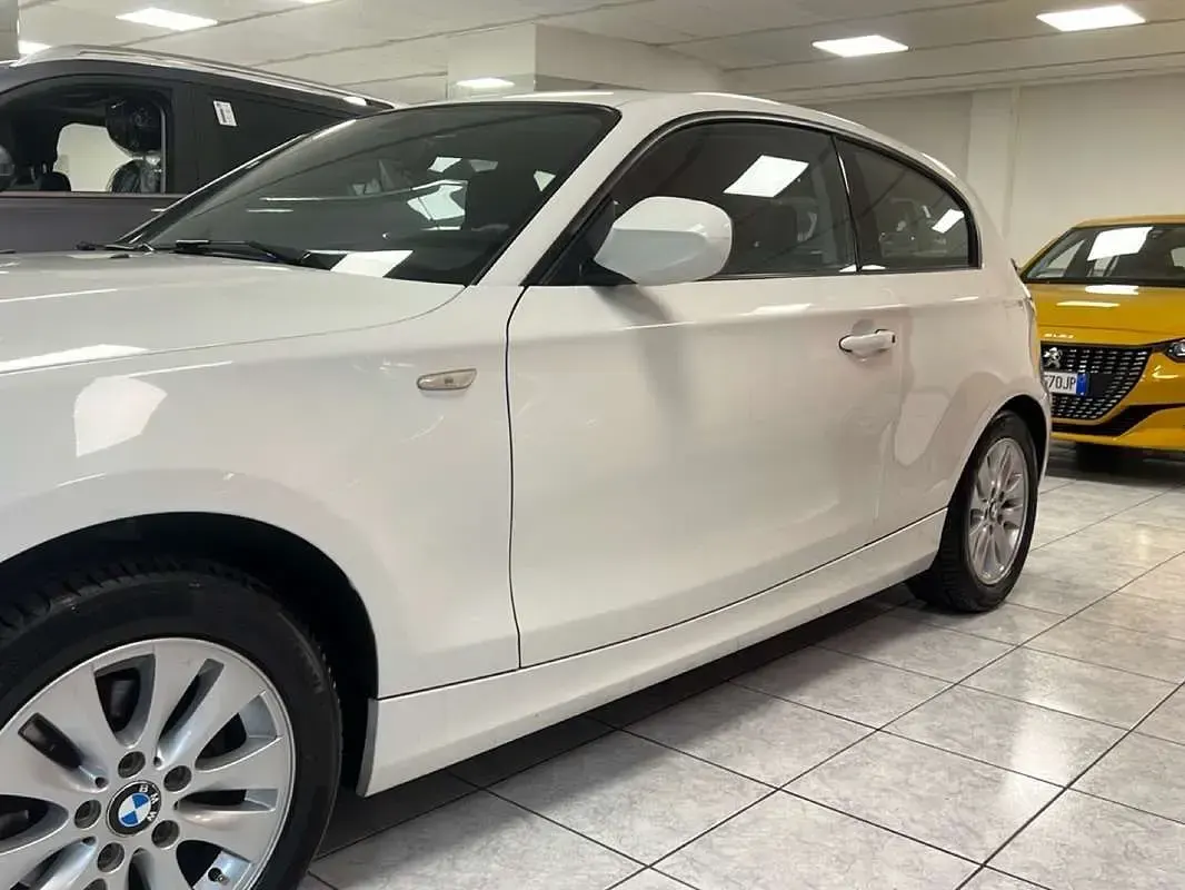 Usata BMW 116 122 CV (89 kW) 2009 Bianco Utilitaria