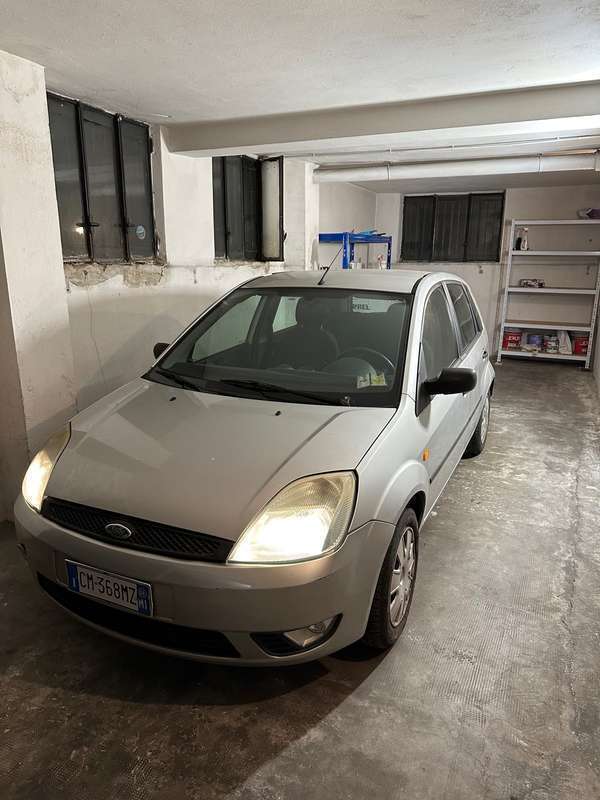 Usato 2004 Ford Fiesta 1.2 Benzin 75 CV (2.600 €)