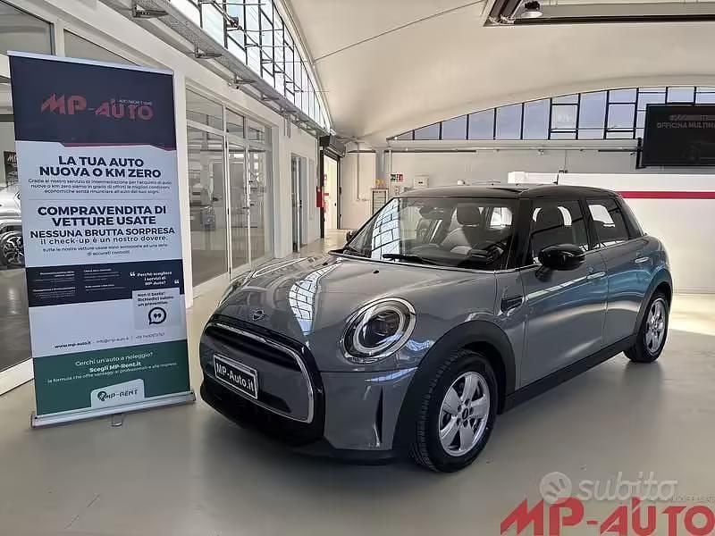 Usado Mini Cooper 136 HP (100 kW) 2022 Cinzento Citadino