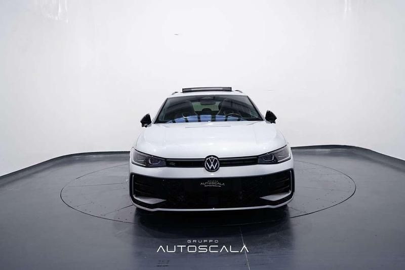 Usata VW Passat R-line 150 CV (110 kW) 2024 Dolomite silver metallizzato Station wagon