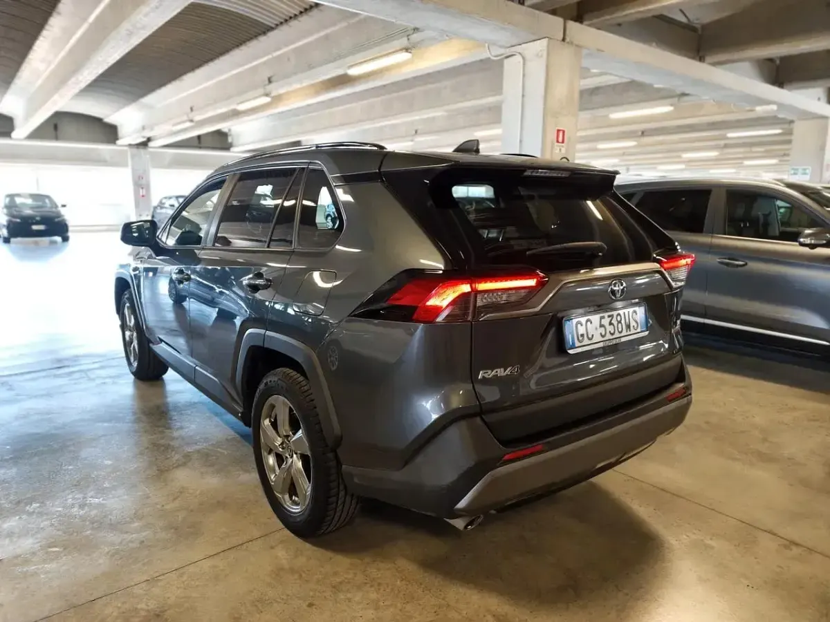 Usata Toyota RAV4 Active 185 CV (136 kW) 2020 Grigio SUV