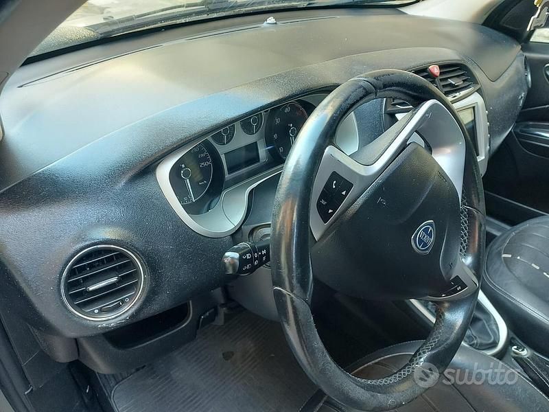 Usata Lancia Delta 120 CV (88 kW) 2011 Grigio Utilitaria