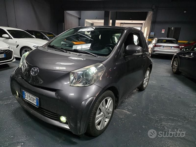 Usata Toyota iQ 100 CV (73 kW) 2011 Grigio Utilitaria