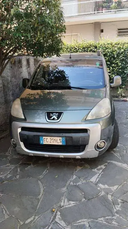 Usata Peugeot TePee Outdoor 111 CV (81 kW) 2011 Verde Station wagon