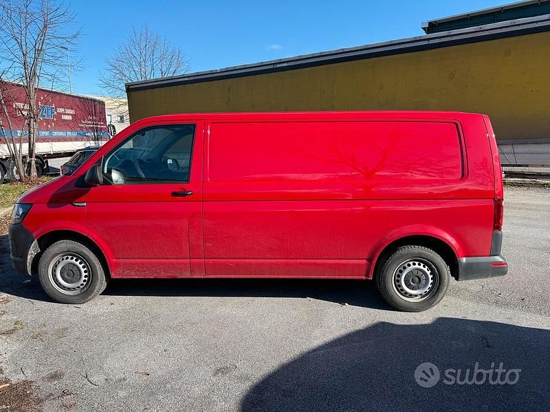 Usado VW T6 150 CV (110 kW) 2016 Rojo Van