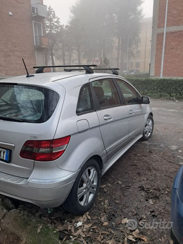 Grigio Usata 2010 Mercedes B200 Monovolume | 2800 € (Buon prezzo) - Immagine 1/4