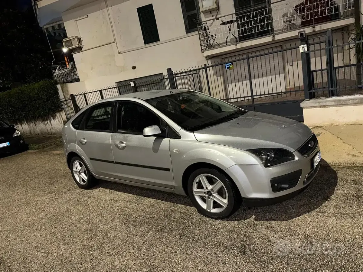 Usata Ford Focus 116 CV (85 kW) 2005 Grigio Berlina