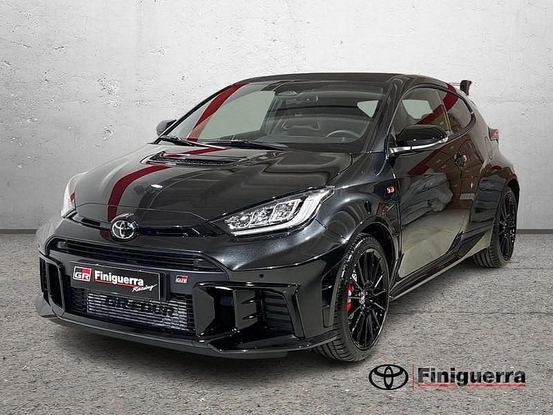 Nero Nuova 2025 Toyota Yaris Aero Tre volumi | 57.950 € (Molto cara) - Immagine 1/4