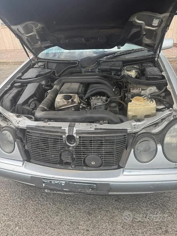 Usata Mercedes E250 136 CV (100 kW) 1999 Grigio Berlina