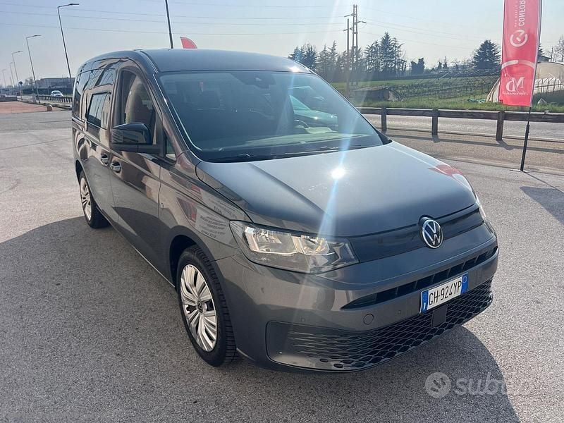 Usata VW Caddy Maxi 102 CV (75 kW) 2022 Grigio Monovolume