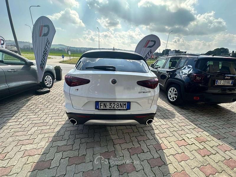 Second-hand Alfa Romeo Stelvio Executive 179 CP (131 kW) 2018 Alb SUV