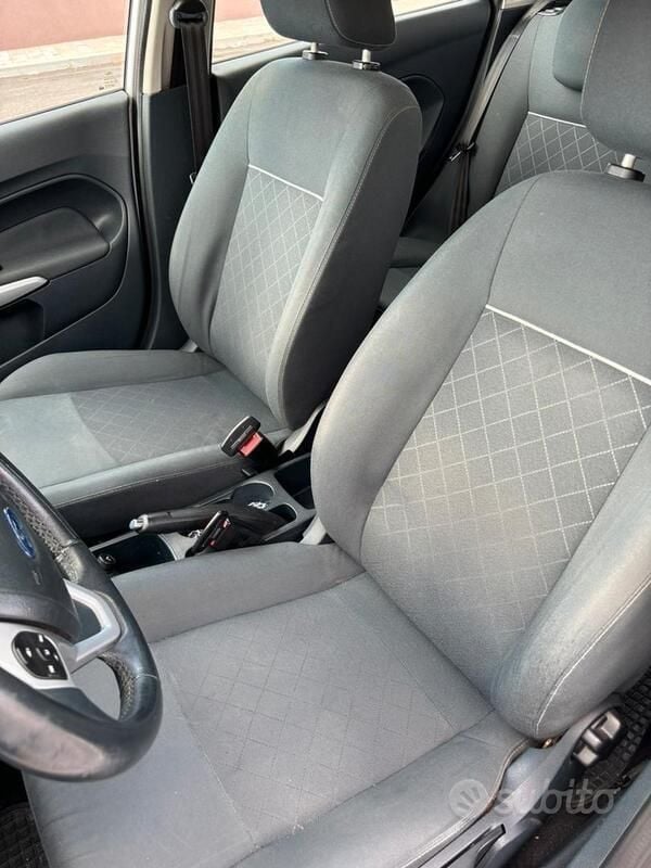 Usata Ford Fiesta 97 CV (71 kW) 2012 Bianco Utilitaria